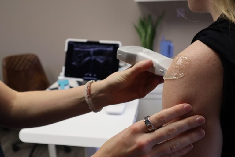 Bursite no ombro: por que a inflamação causa dor e limitação de movimento