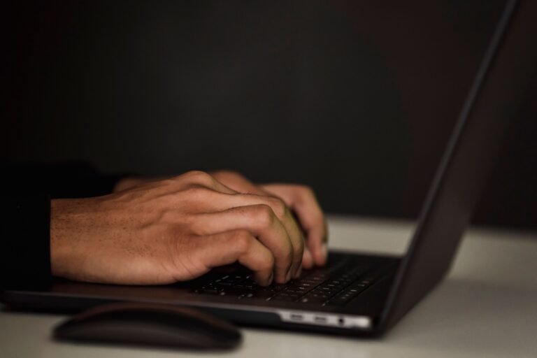 Lesão por esforço repetitivo: como identificar o desgaste nos membros superiores